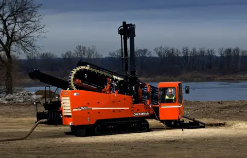 Буровая установка Ditch Witch на берегу реки