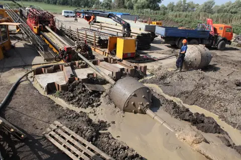 Расширитель большого диаметра на площадке ГНБ, КАМАЗы, буровой раствор