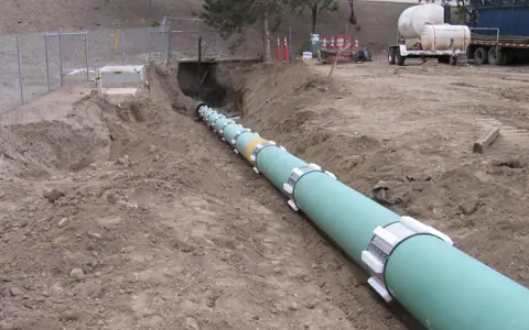 Сварной трубопровод в изоляции на роликах