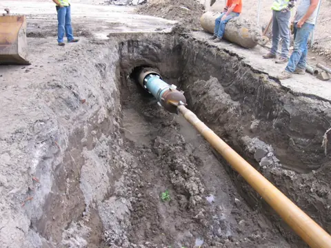 Траншея со стальной трубой