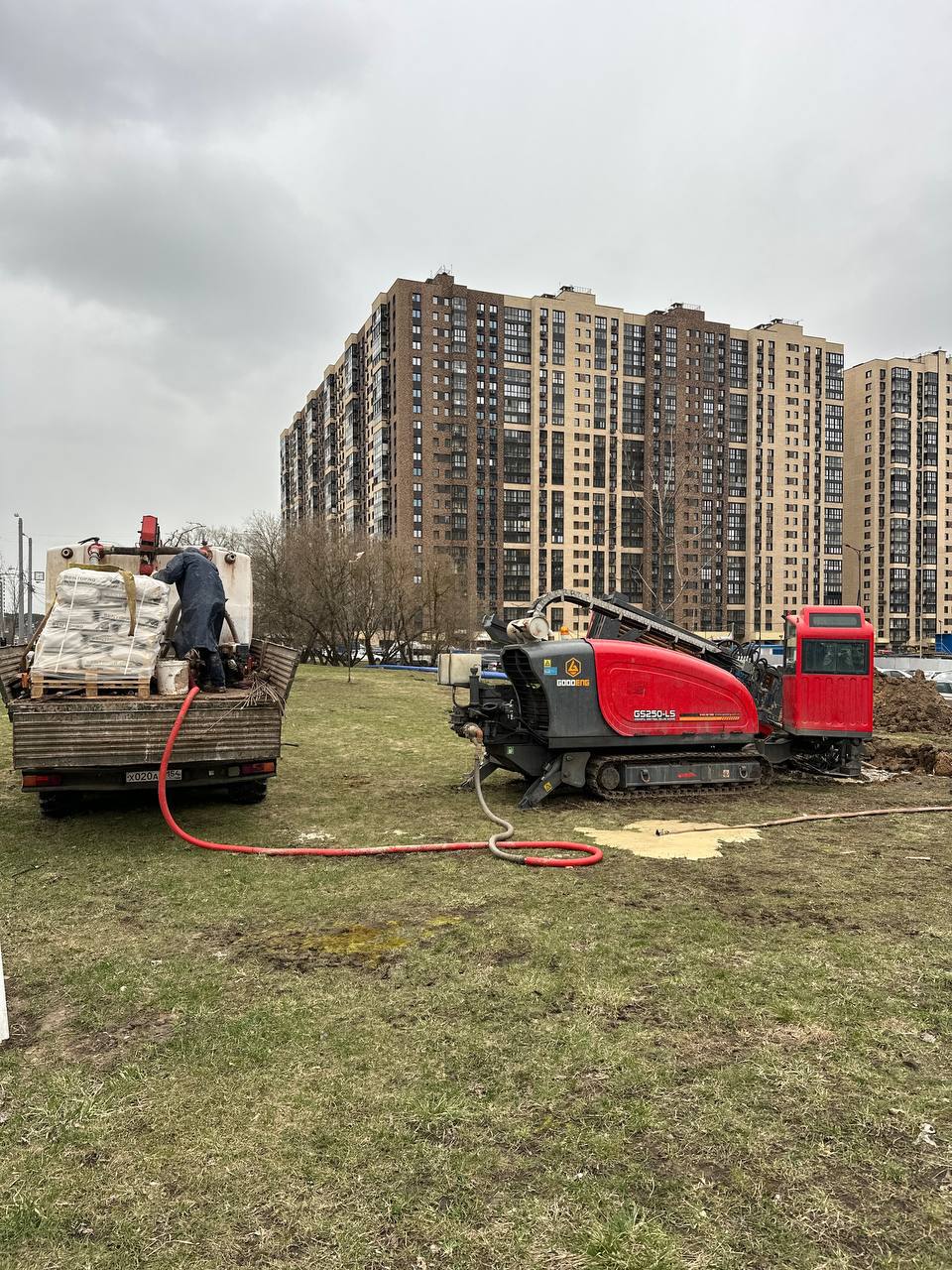 Протяжка трубы диапетром 315, общая длина прокола 1200 метров